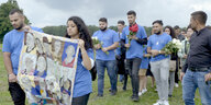 Eine Gruppe jungr Menschen in blauen T-Shirts