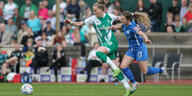 Lina Hausicke (SV Werder Bremen, 18) und Noreen Günnewig (SV Meppen, 17) im Zweikampf