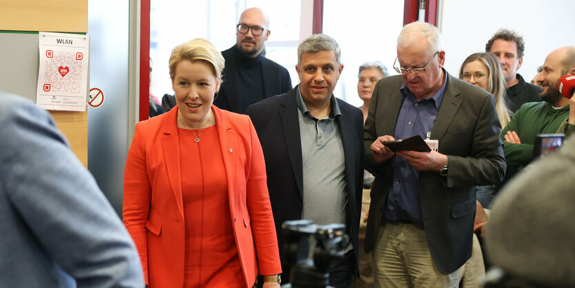 Franziska Giffey und Raed Saleh gehen durch eine Tür