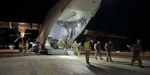 Soldaten steigen aus einer Bundeswehr-Maschine aus