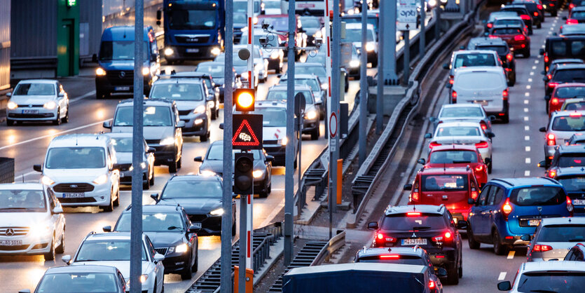 Autos, die sich hintereinander auf vier Fahrspuren stauen