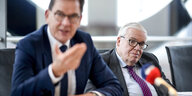 Ex-Bundesentwicklungsminister Gerd Müller und Klaus-Michael Kühne sprechen im Hauptsitz der Kühne und Nagel AG zu Mitarbeitern.