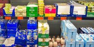 Milchprodukte in einem Supermarktregal