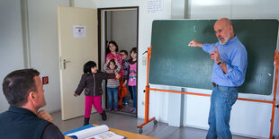 Pensionieter Lehrer in der Schule