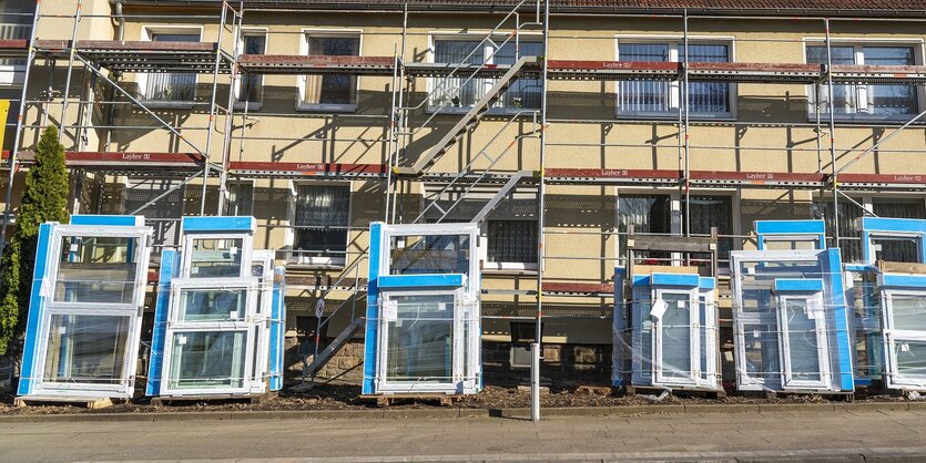 Ein mietshaus wird saniert, neue Fenster sollen eingebaut werden und stehen schon vor dem Haus auf der Straße