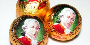 Mozartkugeln in goldener Folie eingepackt und mit dem Konterfei von Mozart bedruckt