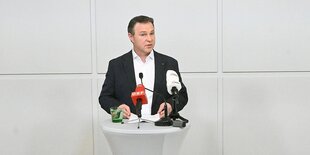 Andreas Babler steht an einem Rednerpult