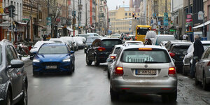 Viele Autos auf der Zossener Straße im Winter