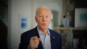 Joe Biden zeigt mit dem Finger auf die an ihn gerichtete Kamera