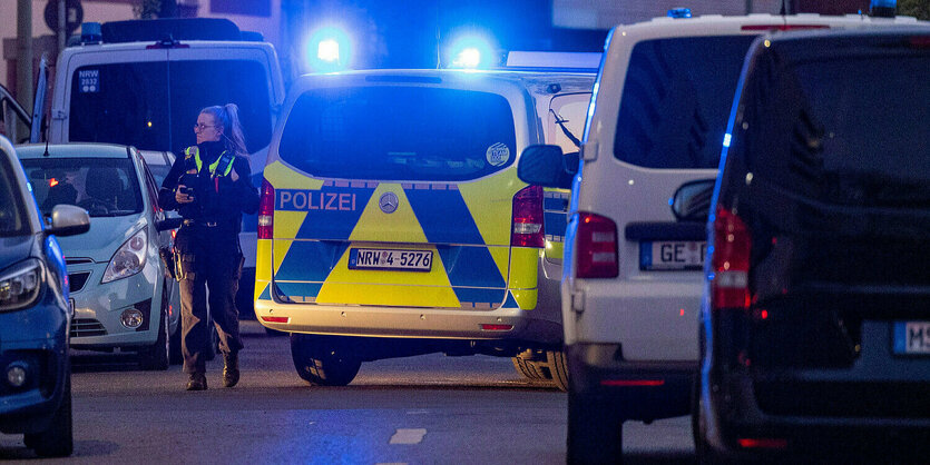 POlizeiwagen mit Blaulicht im stehenden Verkehr