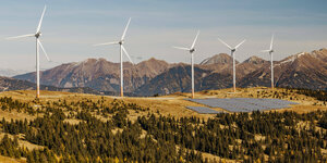 Windräder und Solarpaneele in einer österreichischen Berglandschaft