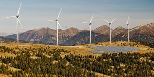 Windräder und Solarpaneele in einer österreichischen Berglandschaft