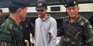 Soldaten der thailändischen Armee und der Verdächtige