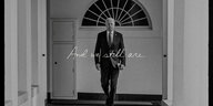 Biden tritt aus dem Weißen Haus, handschriftlich weiß ins Bild geschrieben "And we still are"