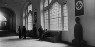 Die Haupthalle der Gestapo-Zentrale in der Prinz-Albrecht-Straße 8 mit Büsten Hitlers und Görings