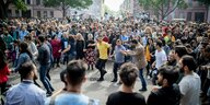 Hunderte Menschen feiern das MyFest auf den Straßen Kreuzbergs