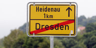 Straßenschild zeigt: Noch 1 Kilometer bis Heidenau