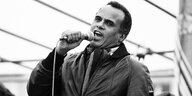 Harry Belafonte singt, Schwarz-Weiß-Aufnahme