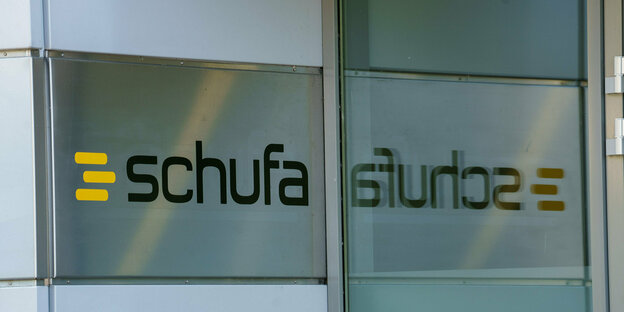 Das Schufa-Logo ist auf einer Wand der Firmenzentrale in Wiesbaden angebracht