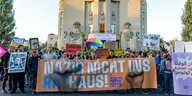 Menschen auf einer Demonstration, Aufschrift auf dem Transparent: Nazis nicht ins Rathaus!