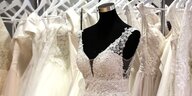 Brautkleider auf einem Kleiderständer