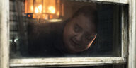 Brendan Fraser im Fat Suit schaut aus dem Fenster