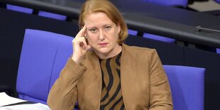 Lisa Paus sitz auf ihrem Platz im Bundestag