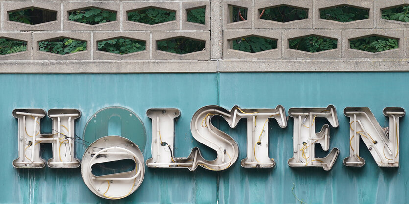 Altes Logo der Holsten-Brauerei an einer Mauer