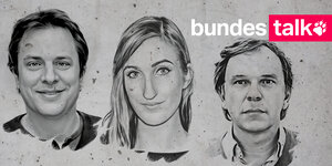Die taz-Redakteur*innen Lukas Wallraff, Susanne Schwarz und Stefan Reinecke vor grauem Hintergrund