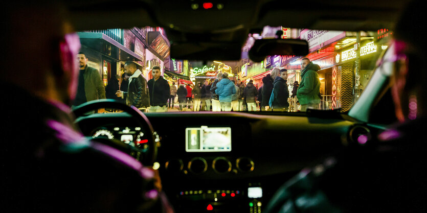 Blick aus dem Einsatzwagen während einer Nachtschicht auf der Reeperbahn