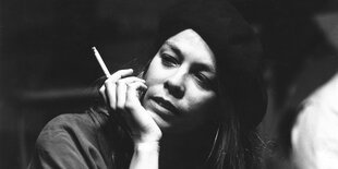 Rickie Lee Jones mit Zigarette und Barett