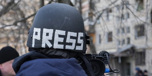 Schutzhelm mit der Aufschrift Press von hinten fotografiert