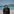 Eine Frau steht am Meer