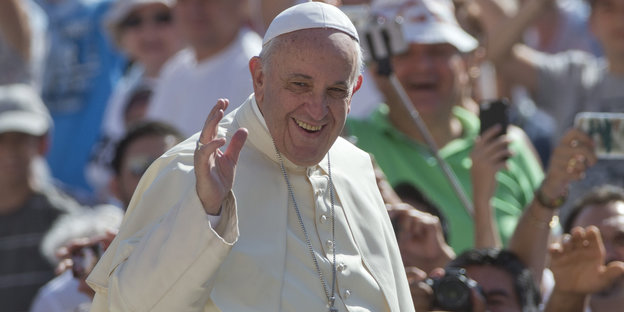 Papst Franziskus winkt den Menschen zu.