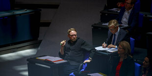 Jan Korte sitzt im Sonnenlicht im Bundestag