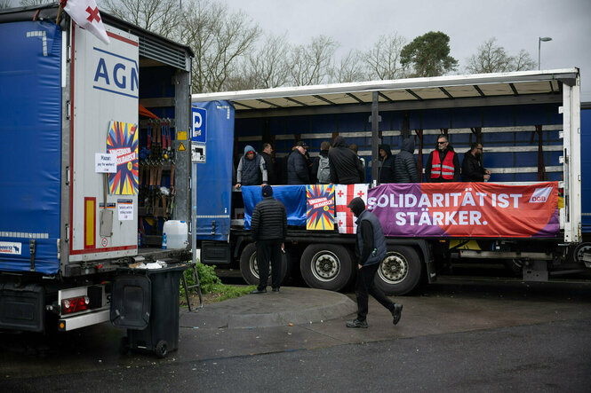 «Solidarität ist stärker» steht während eines Streiks von Lastwagenfahrern auf der Raststätte Gräfenhausen West auf einem Banner.