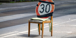 Ein Stuhl auf dem ein Tempo 30 Schild steht
