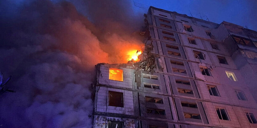 Ein brennendes Wohnhaus in der Nacht