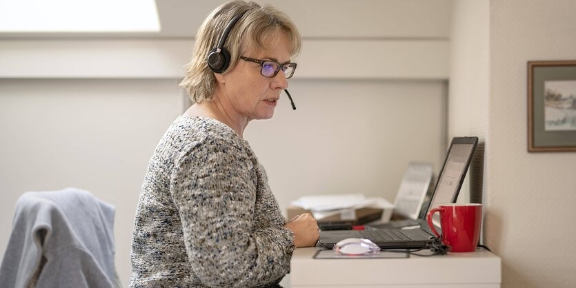 Eine Frau arbeite am Laptop im Homeoffice