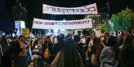 Auf einem Banner über Protestierenden steht "High Court = Dictatorship"
