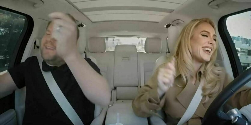 Der Comedian James Corden und die Sängerin Adele sitzen in einem Auto