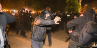 Polizisten und Demonstranten treffen bei der «Revolutionären 1. Mai-Demonstration» aufeinander.
