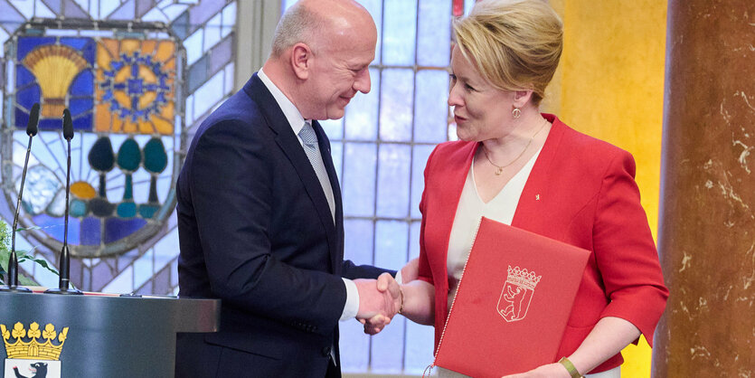 Kai Wegner mit Franziska Giffey, der er die Hand gibt