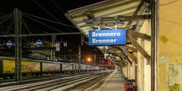 Leerer Bahnsteig mit einem Schild: Brenner - Brennero