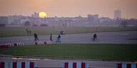 Blick auf den Sonnenuntergang auf dem Tempelhofer Feld