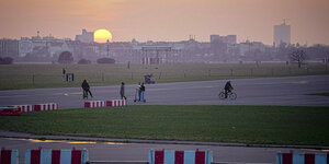 Blick auf den Sonnenuntergang auf dem Tempelhofer Feld