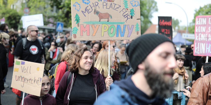 Menschen in einer Demo