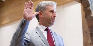 Boris Palmer (Bündnis 90/Die Grünen), Oberbürgermeister von Tübingen, hält bei seiner Verpflichtung die Hand nach oben