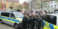 Polizeibeamte stehen vor der Gegendemonsstration bei der AfD Veranstaltung