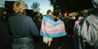 Teilnehmerinnen der Demo mit einer Transgender Flagge